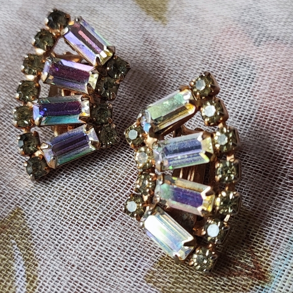 Vintage Blazing Aurora Borealis Rhinestone Clip On Earrings Unsigned Juliana D&E - Picture 6 of 6